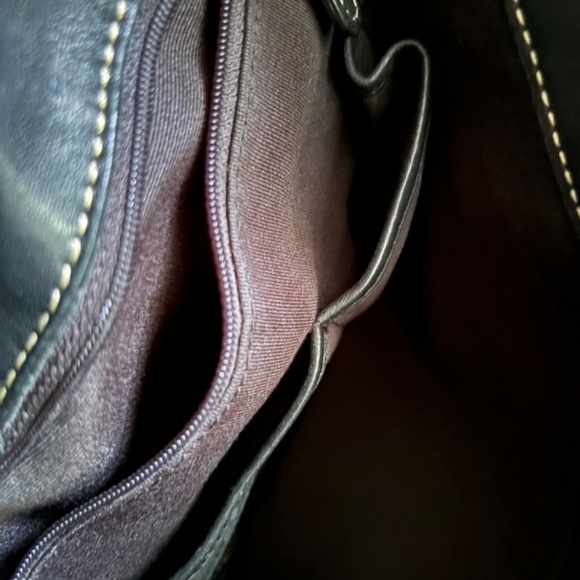 Kenneth Cole of Ne York Black Slim Pocketbook Snap Closure - Picture 4 of 13